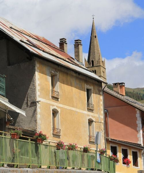 © Adobe Stock Village d'Aiguilles - Queyras - Alpes - France