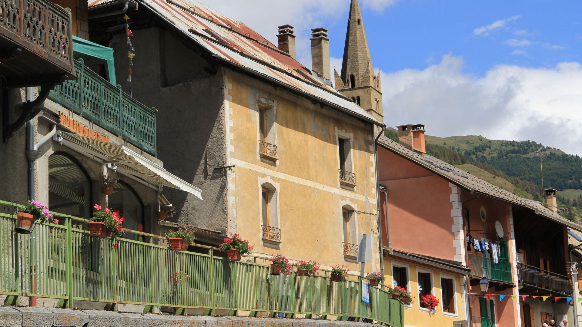 © Adobe Stock Village d'Aiguilles - Queyras - Hautes-Alpes - France