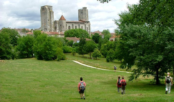 Randonneurs vers la collégiale de La Romieu - Gers - France