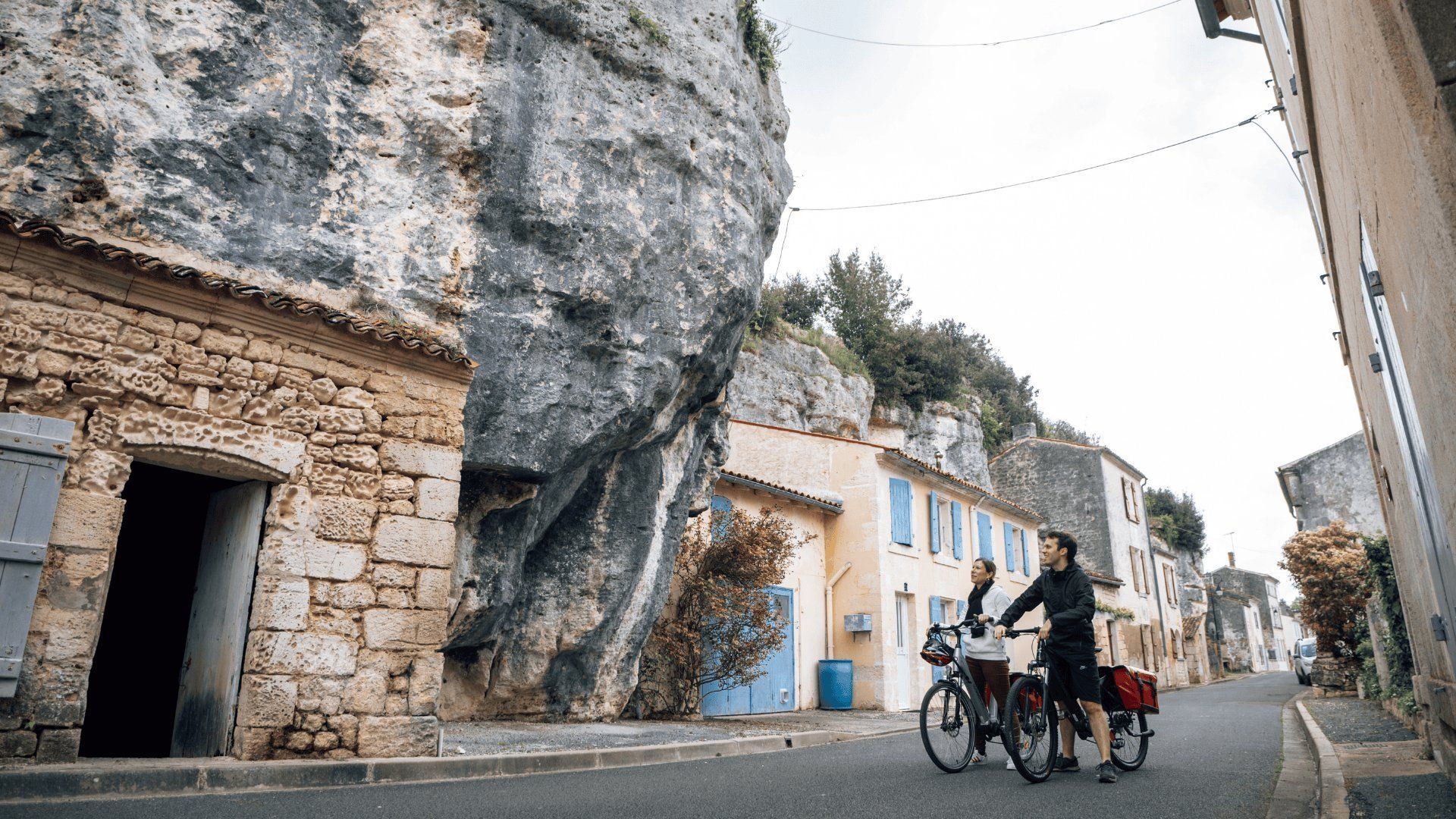 Village de Saint-Savinien sur la Flow Vélo - Charente-Maritime - France