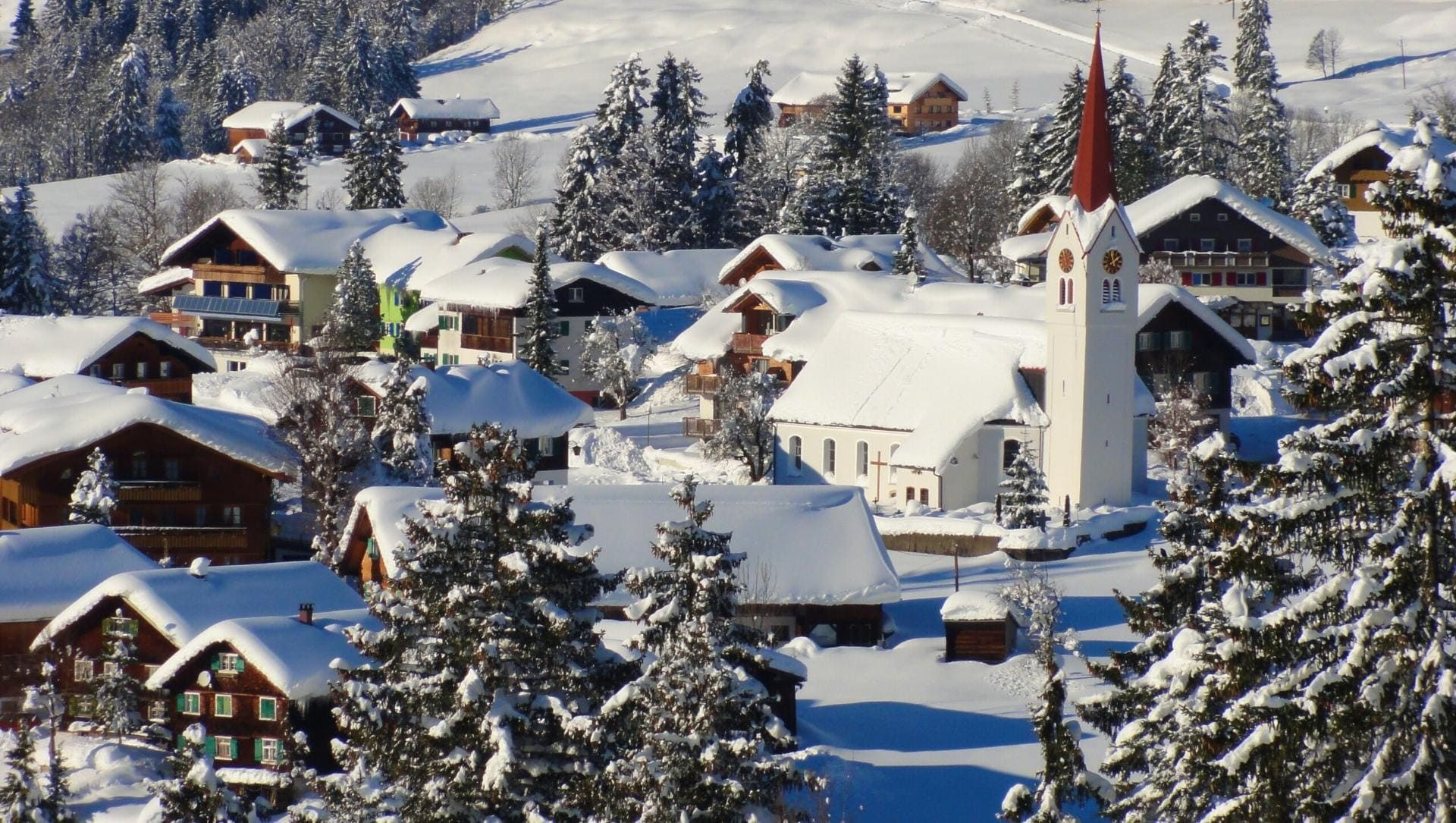 Village alpin enneigé et son église - Haute-Savoie - France