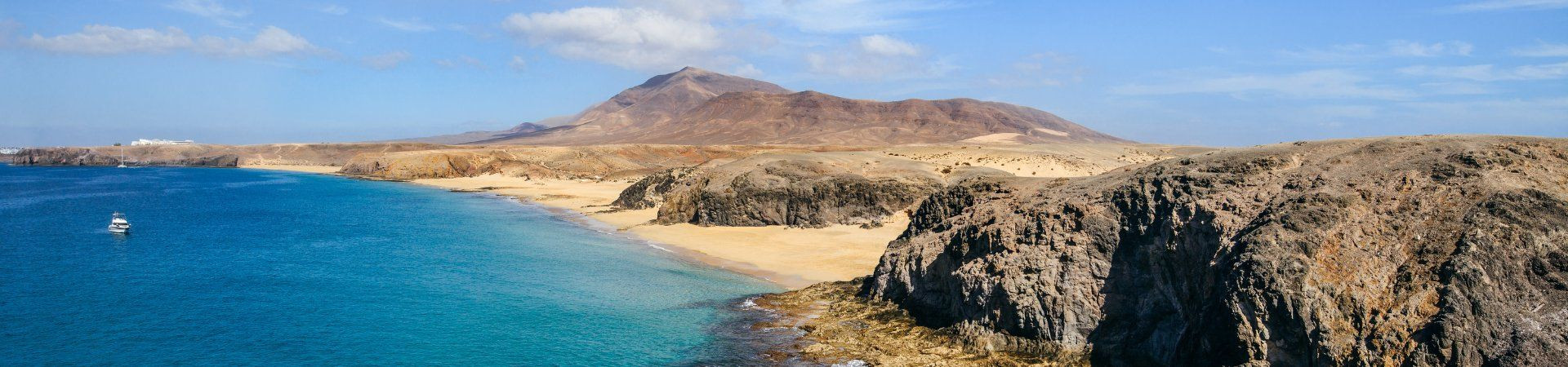 Plage de Papagayo et montagne aride - Lanzarote - Îles Canaries