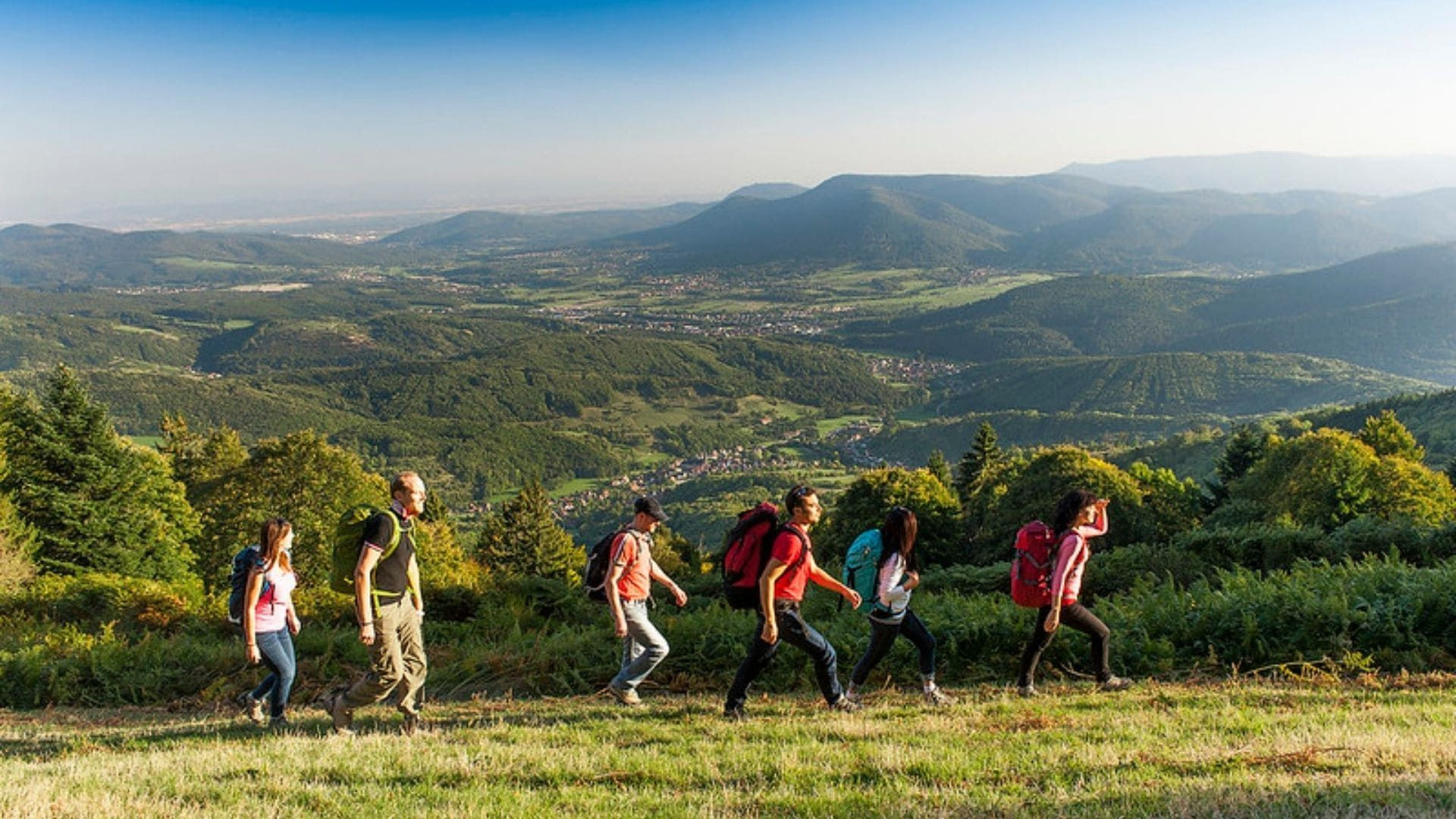 Groupe de randonneurs en crête face à la plaine - Vosges - France