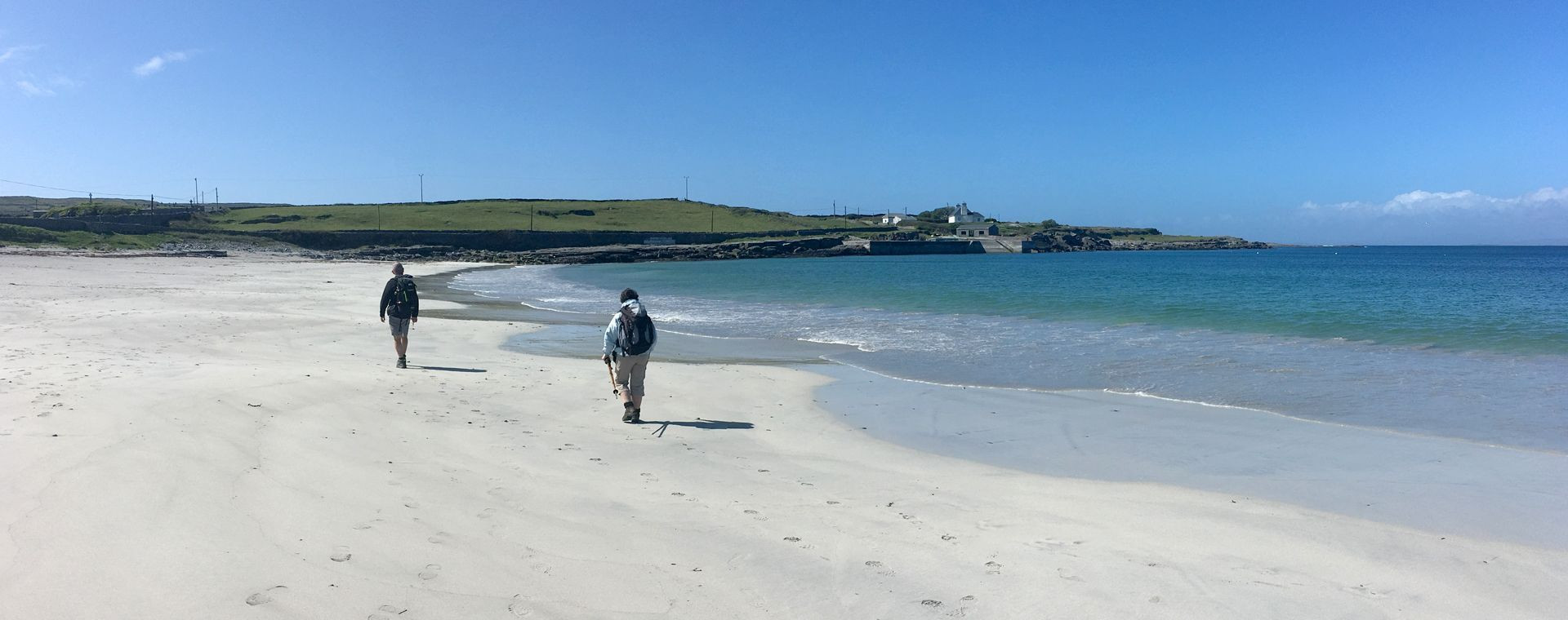 Randonneurs sur une plage de sable blanc - Irlande