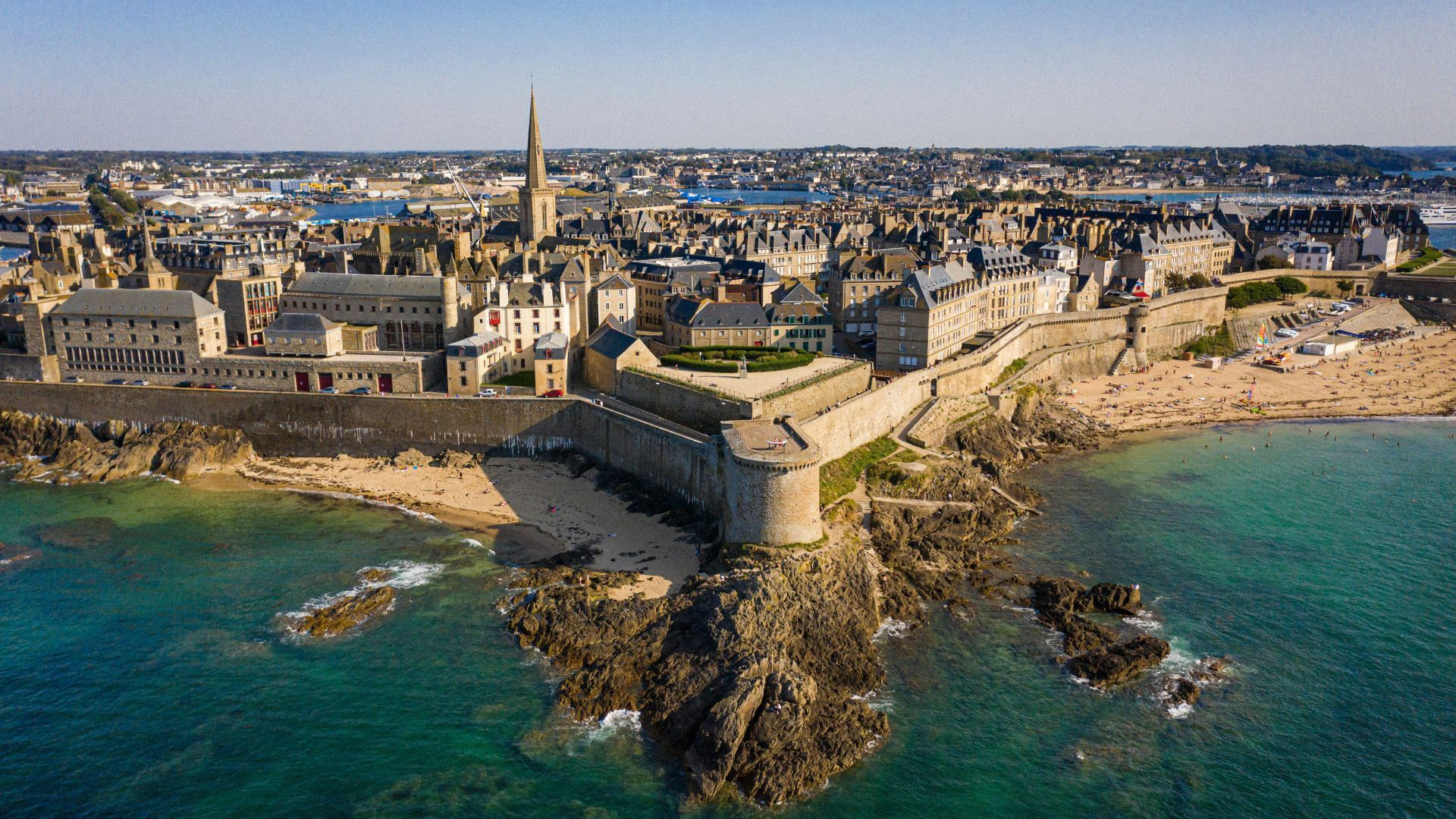 Cité corsaire fortifiée de Saint-Malo vue du ciel - Bretagne - France