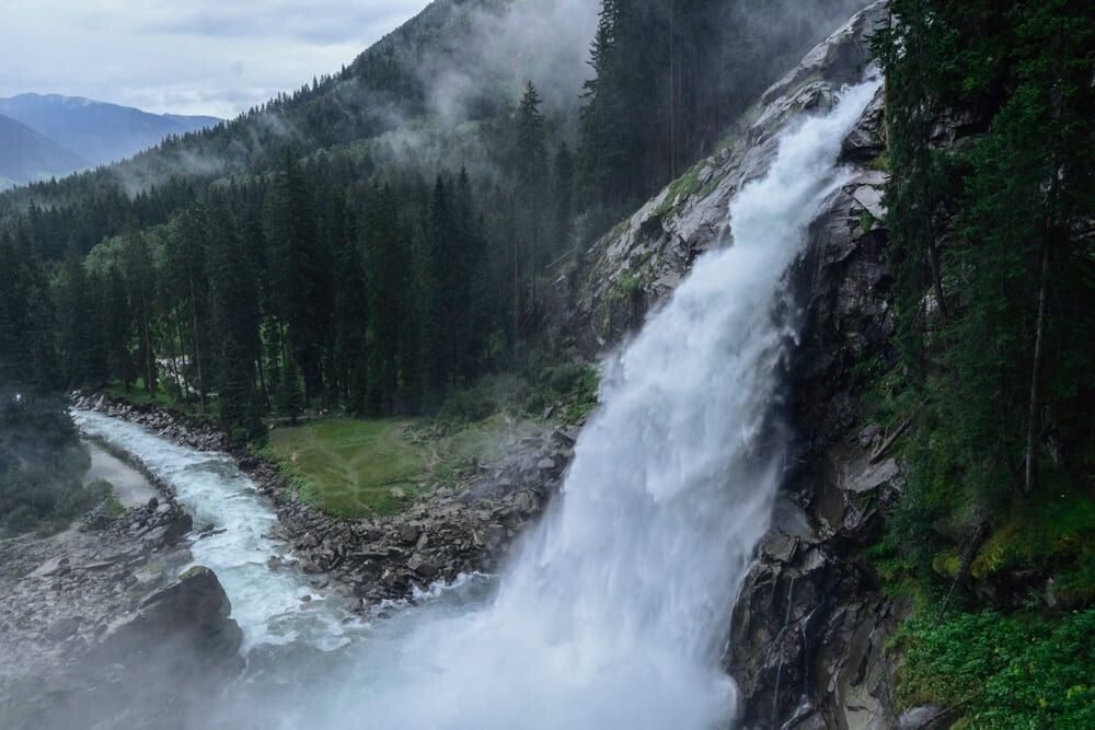© Jean-Marc Porté La cascade de Krimml et le torrent entre les versants boisés