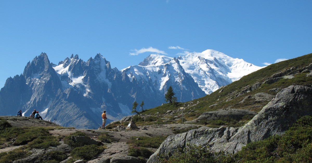 Randonneur face aux Aiguilles et au massif du Mont-Blanc - Alpes - France