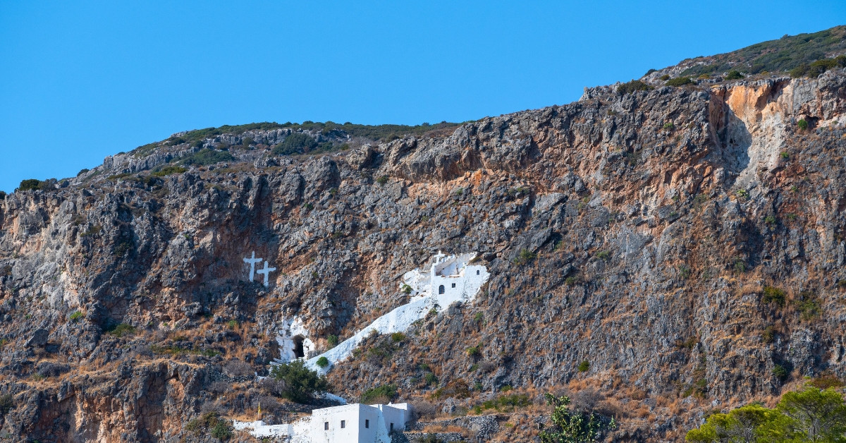 Chapelle blanche accrochée à la falaise - Île de Cythère - Grèce