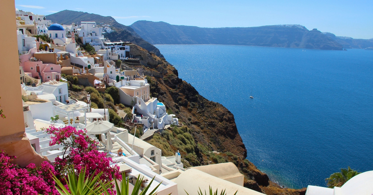 Maisons blanches d'Oia au-dessus de la caldeira - Santorin - Cyclades - Grèce