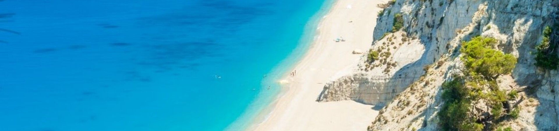 Plage de sable blanc et eaux turquoise au pied des falaises - Îles Ioniennes - Grèce