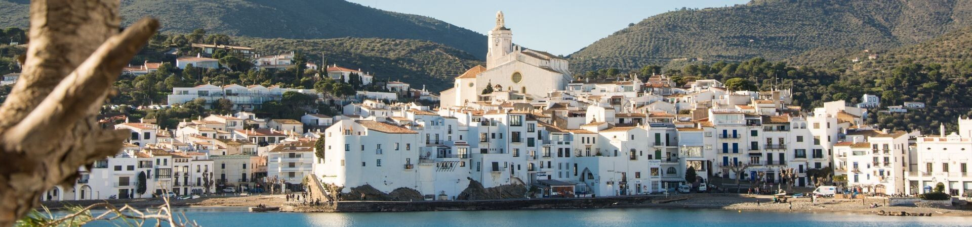 Village blanc de Cadaqués au bord de la mer - Costa Brava - Espagne