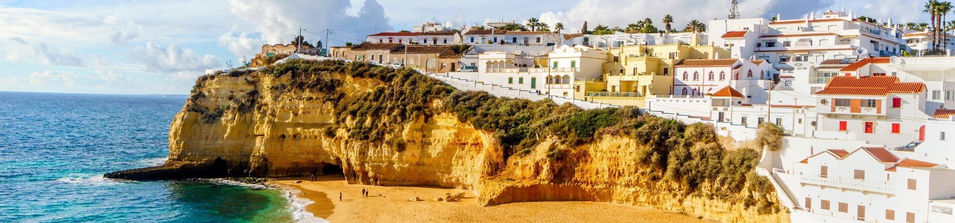 Village blanc sur falaise au bord de mer - Carvoeiro - Algarve - Portugal