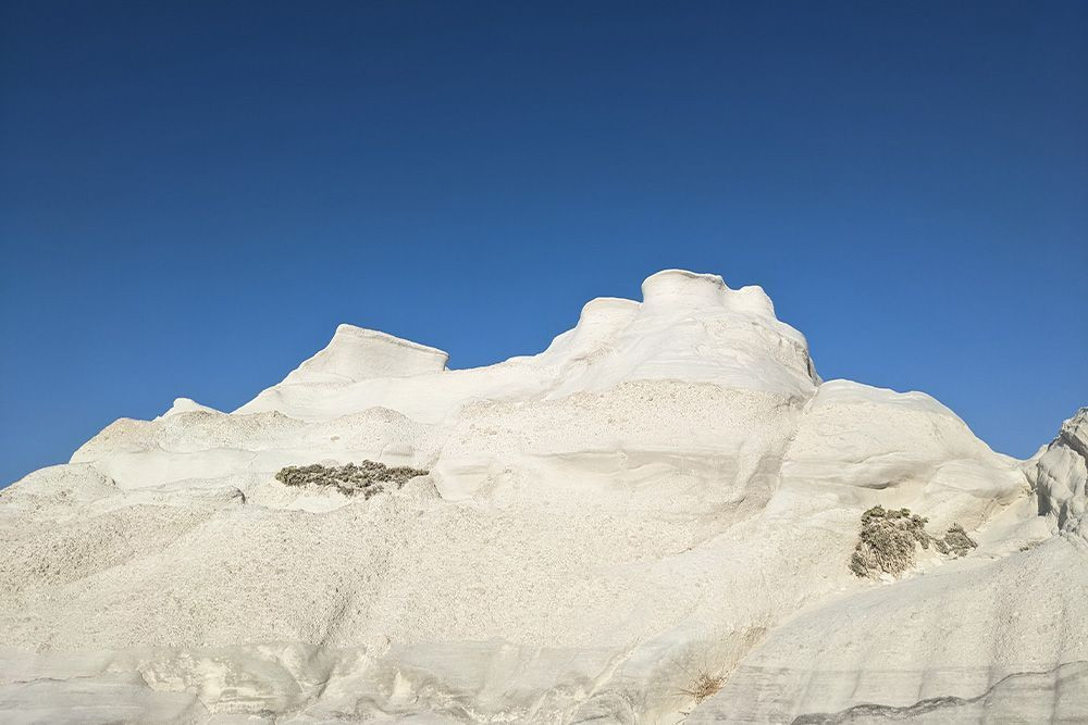 © Cécile Hénard Les roches blanches de Sarakiniko illustrent les paysages de Milos, l'île où se trouve l'Afroessa