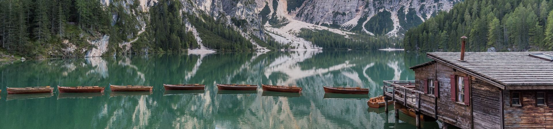 Barques en bois sur le lac de Braies - Dolomites - Italie