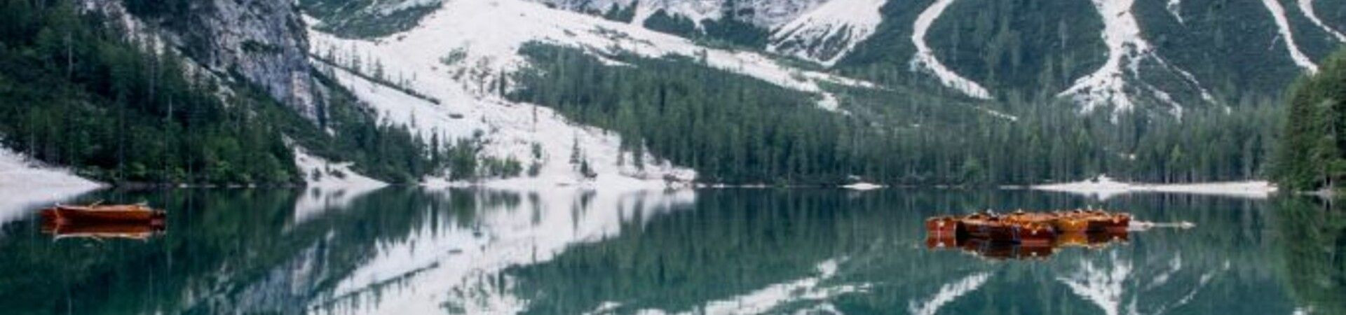 Barques en bois sur le lac de Braies - Dolomites, Italie