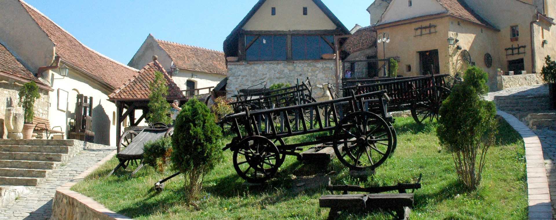 Charrette en bois dans la cour d'une citadelle - Transylvanie - Roumanie