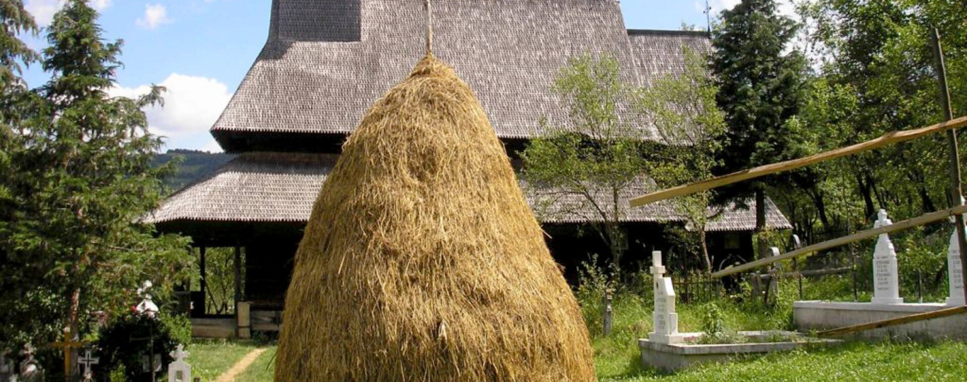 Église en bois et meule de foin - Maramureș - Roumanie
