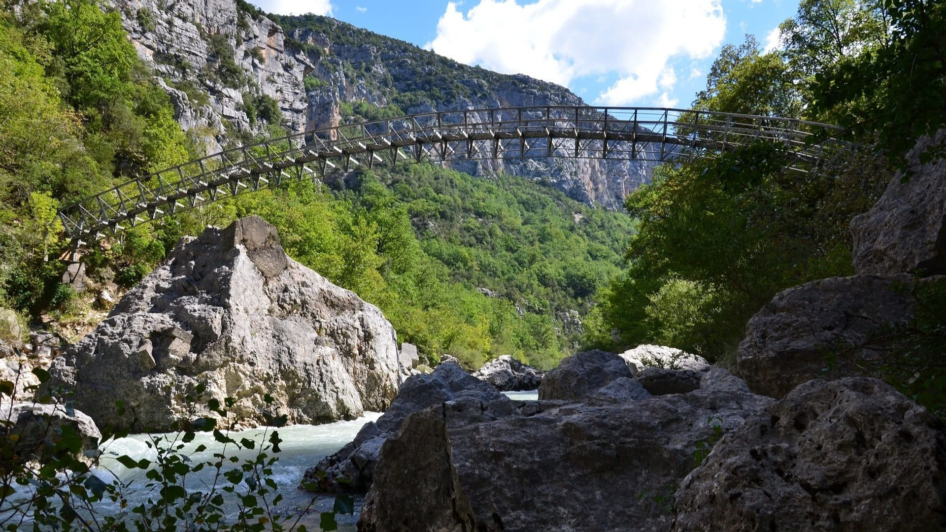 © JSForster Passerelle en bois au-dessus de la rivière - Gorges du Verdon - Provence, France