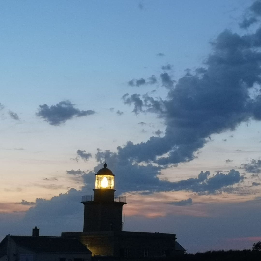 Phare de Carteret la nuit