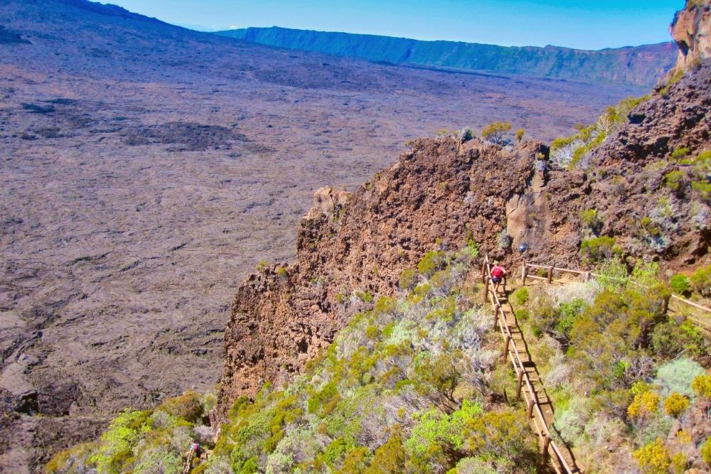 Escalier sur les cratère de l'enclos du Piton de la Fournaise © Yvonne Toussaint