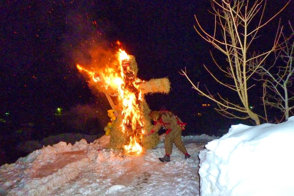 Embrasement de la sorcière le soir du carnaval alémanique © Raymond Chabanier