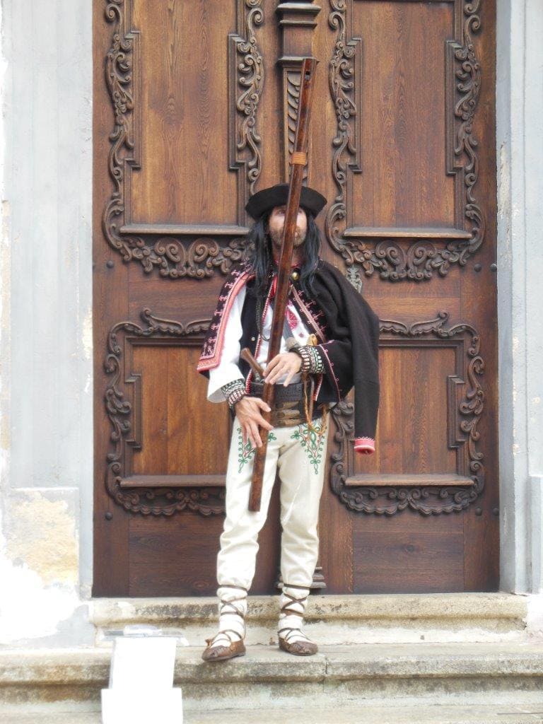 Un joueur de fujara, instrument typique de Slovaquie