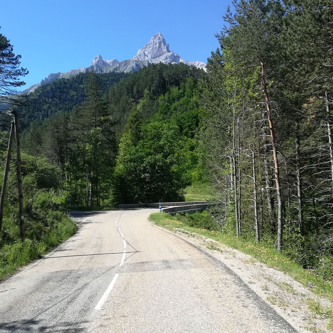 Sur les routes du Trièves avec la Grande Tête de l'Obiou en arrière plan 