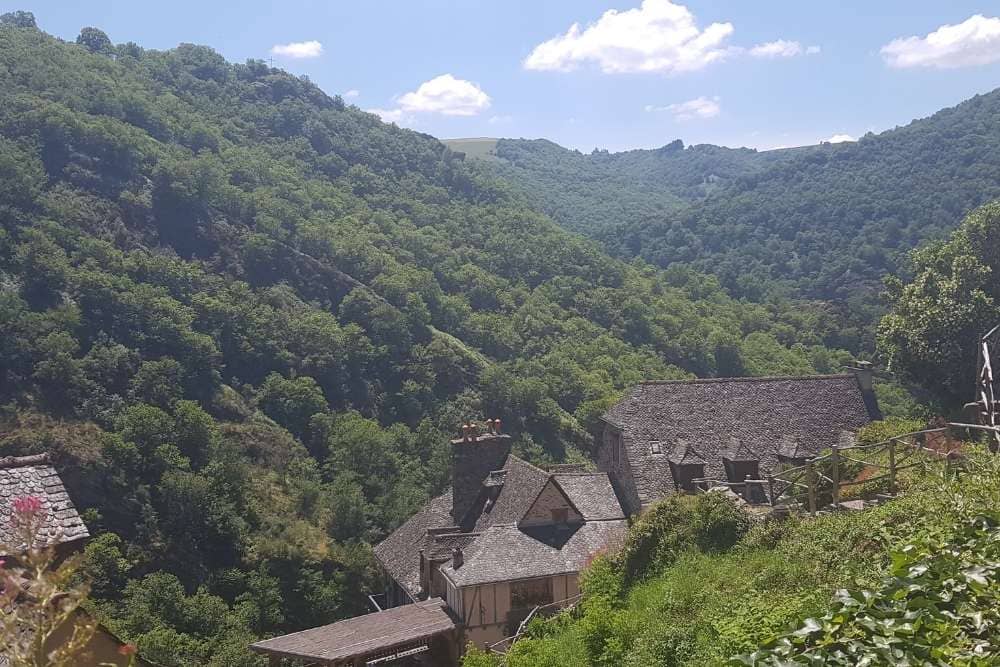 En arrivant sur Conques © Anne-Marie Billault