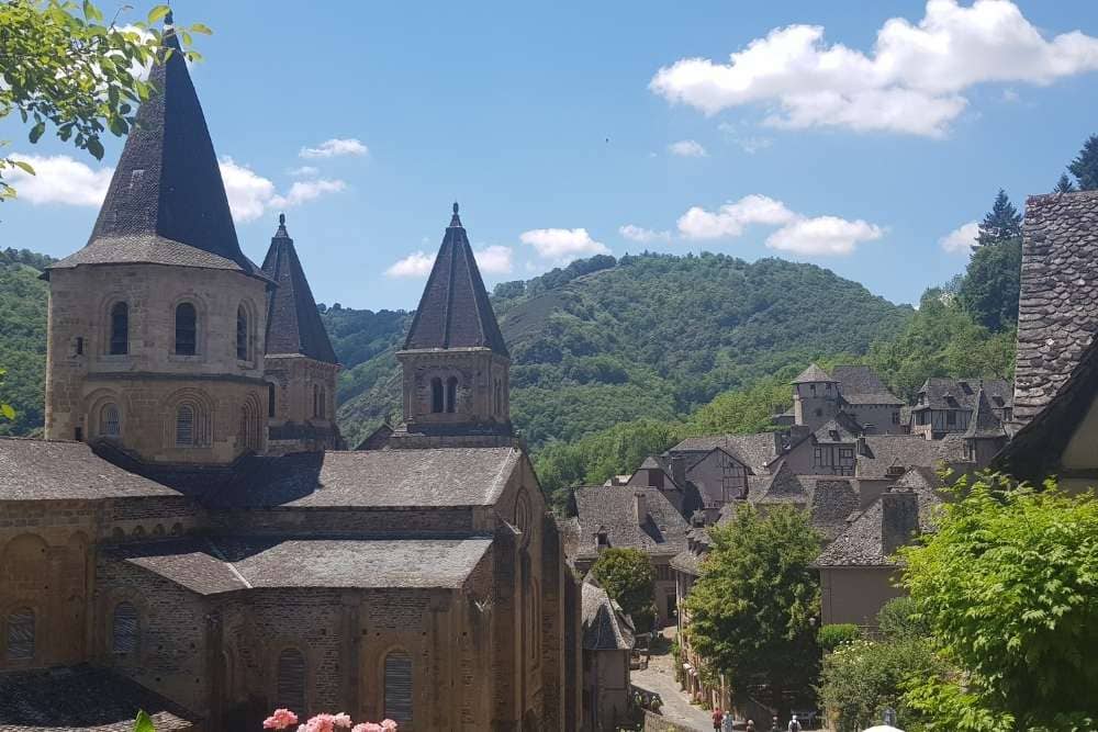 Conques, abbatiale et village © Anne-Marie Billault