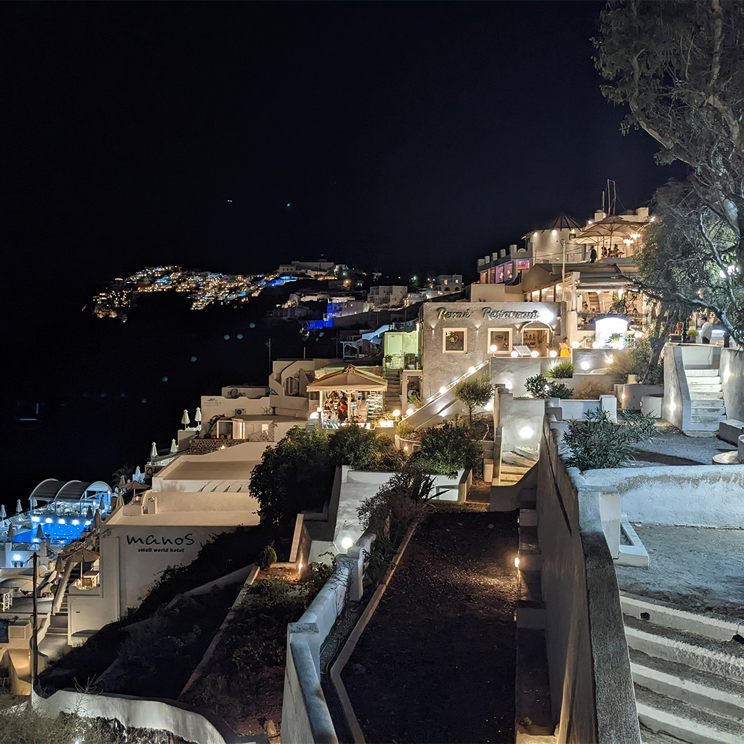 Firostefani de nuit - Santorin © Cécile Hénard