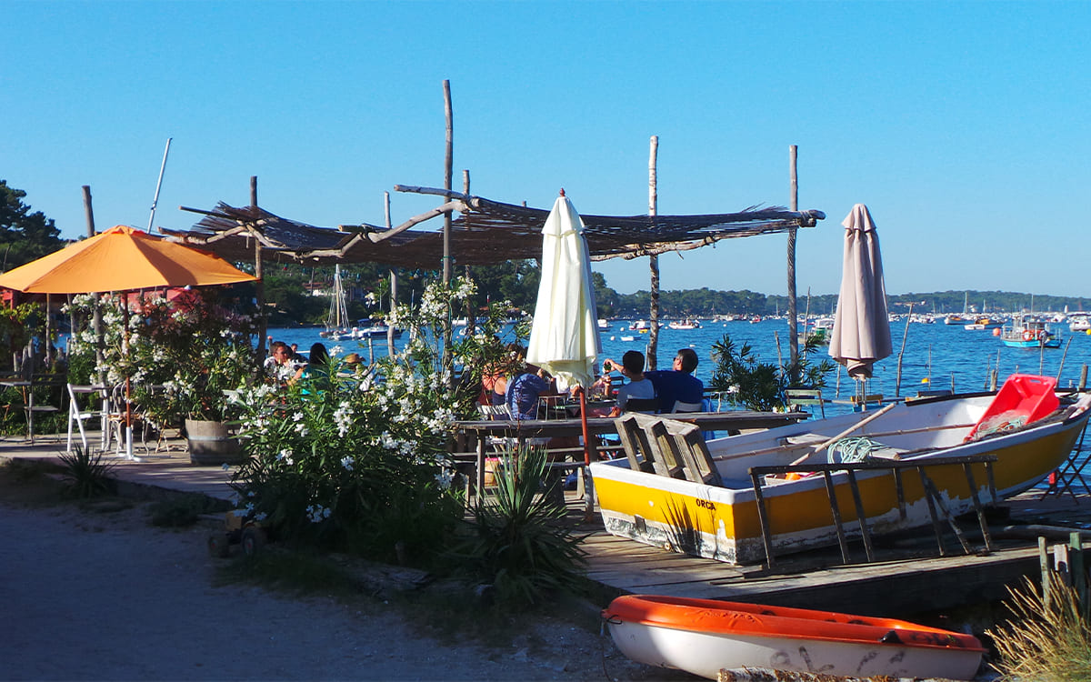 Presqu'ile bar à huîtres dans le village © Angélique Saget