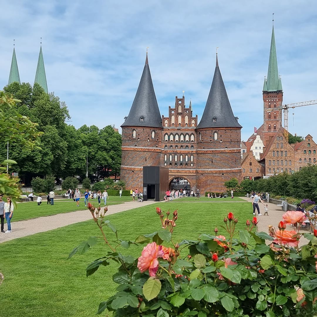 Lübeck, la porte Holstentor et ses tours un peu penchées © Anne-Marie Billault