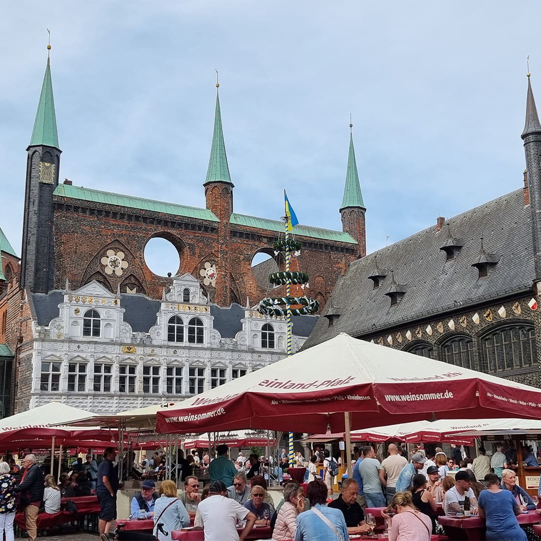 Lübeck, place de l’hôtel de ville en fête © Anne-Marie Billault