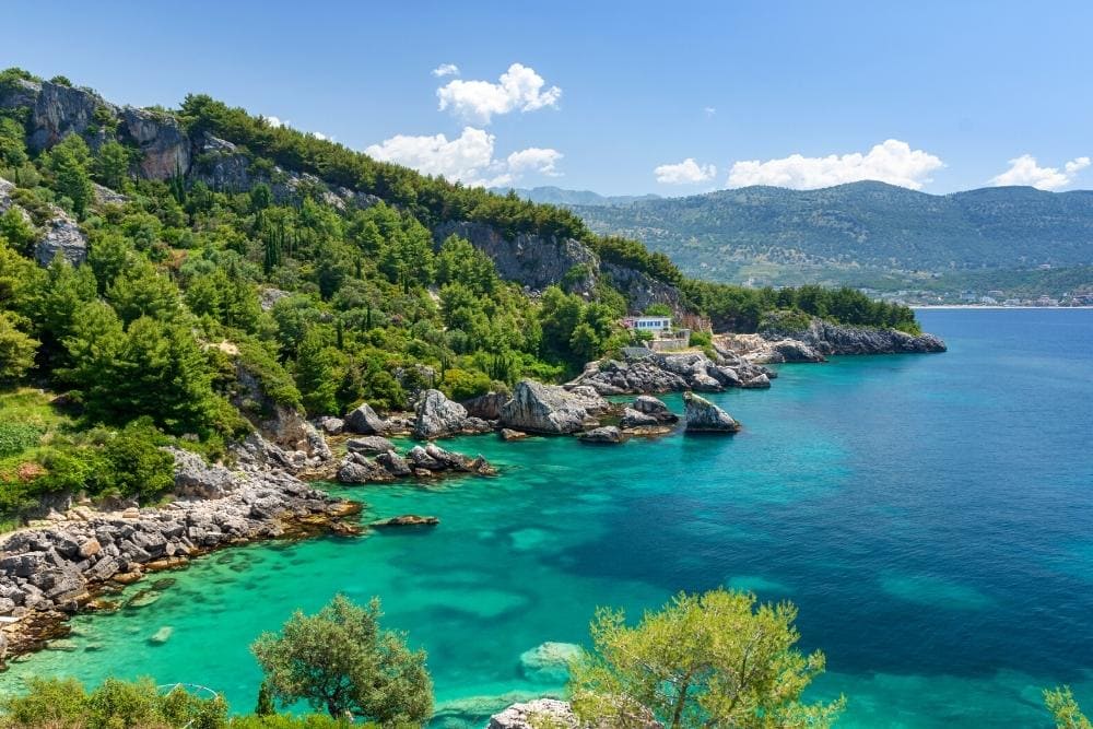 Himare sur la mer ionienne en Albanie © AdobeStock