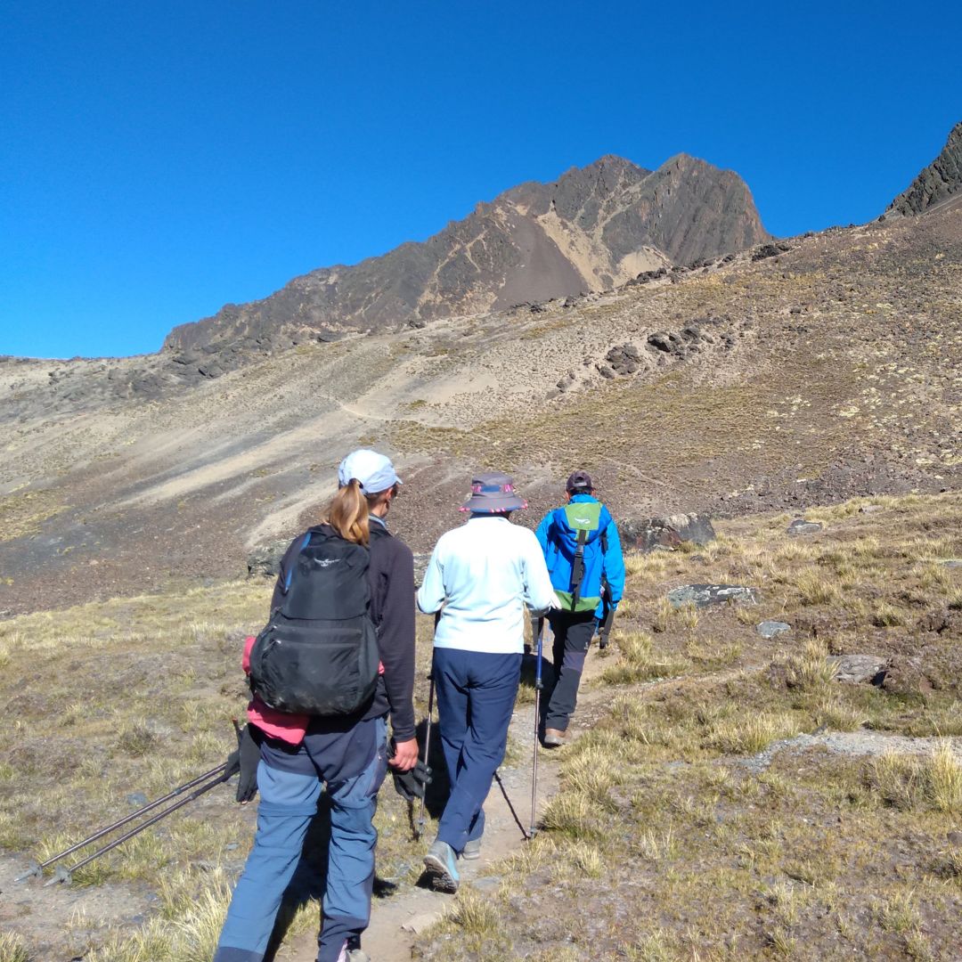 Suivi de guides randonnant uniquement sur des chemins qu'ils connaissent, Bolivie © Guillaume Lorimier