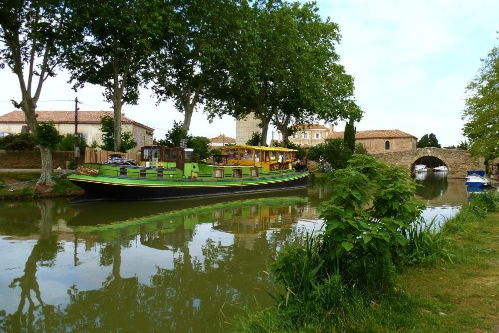 Bateau-épicerie le Sommail sur le Canal du Midi