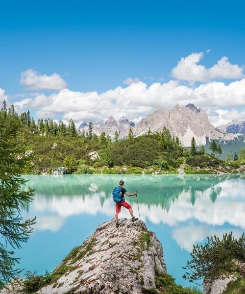 Vue sur le lac de Sorapis dans les Dolomites italiennes © Adobe Stock