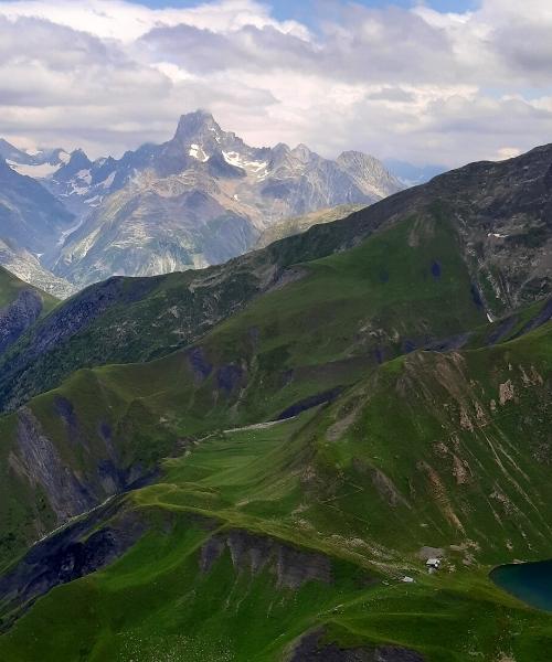 Vue sur le col de la Muzelle (2613m) © Raymond Chabanier