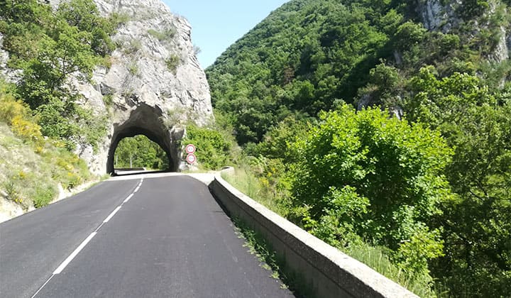 Tunnel dans la roche 