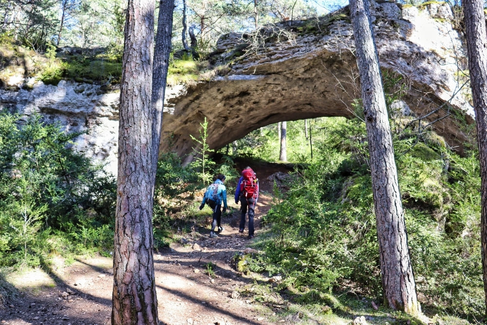 Passage sous les Arcs de Saint Pierre sur la randonnée des gorges du Tarn et de la Jonte © Claire Durot