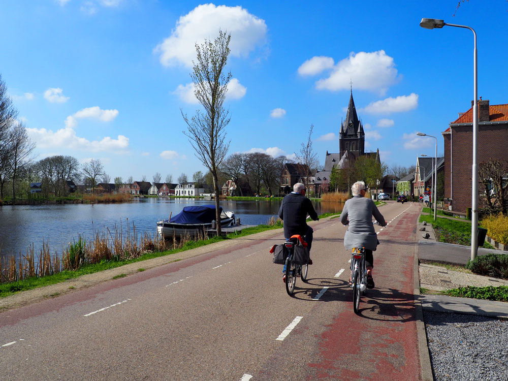 Voyage à vélo en longeant le fleuve canalisé de l’Amstel aux Pays-Bas © David Praire