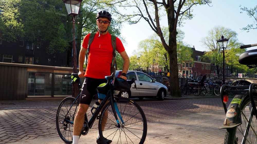 À vélo dans la ville d’Amsterdam aux Pays-Bas © David Praire