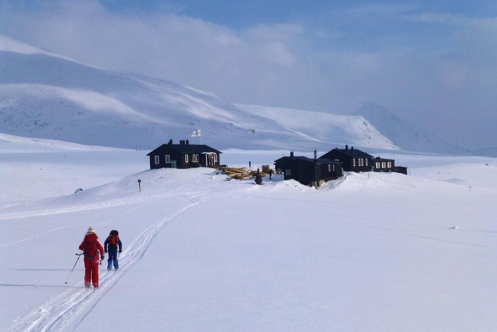 Arrivée de skieurs à des refuges laponais