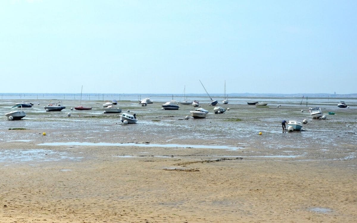 Bateaux à marée basse à Andernos-lès-Bains