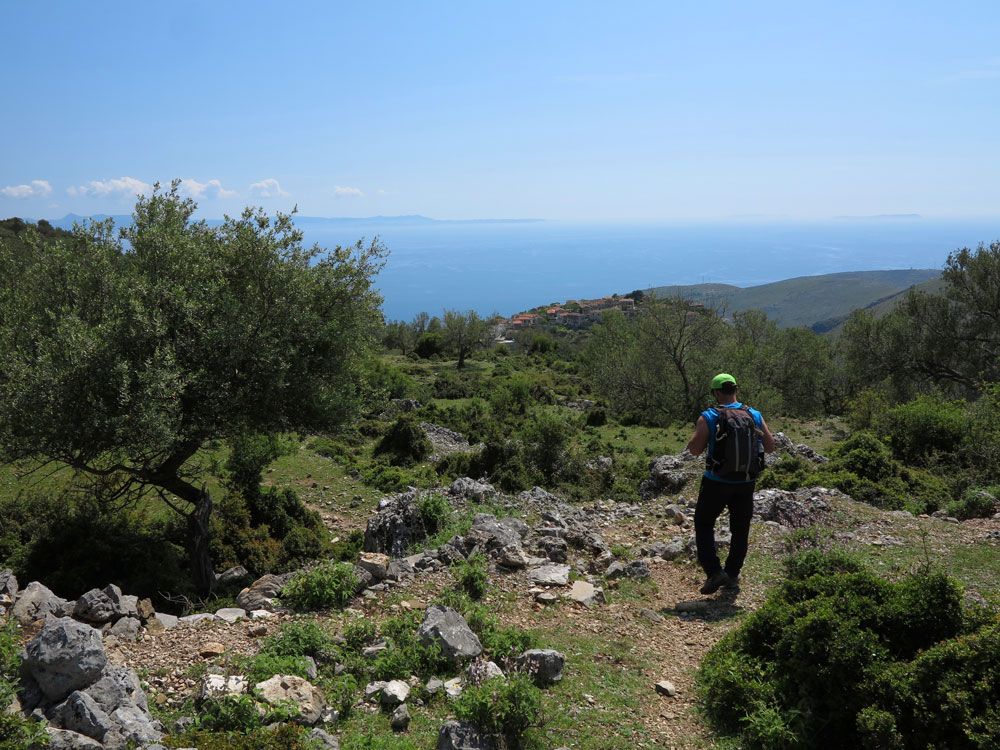 Randonneur vers Qeparo, en Albanie