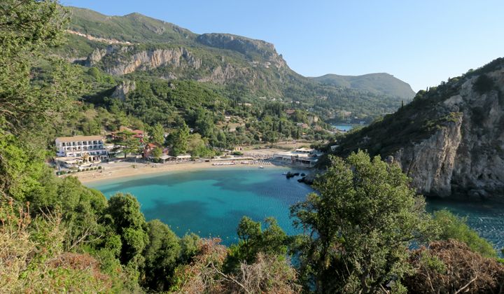 La baie d'Agios Spyridon à Palaiokastritsa sur l'île de Corfou © François Ribard La baie d'Agios Spyridon à Palaiokastritsa sur l'île de Corfou