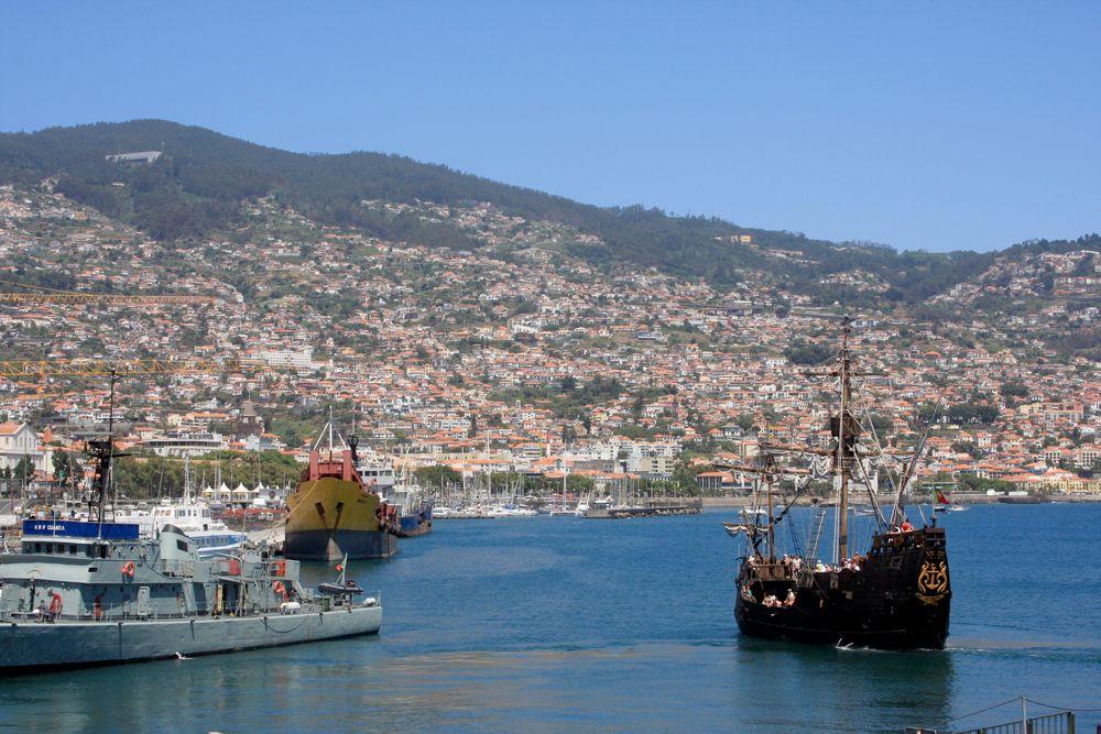 Une caravelle à la manoeuvre dans la baie de Funchal
