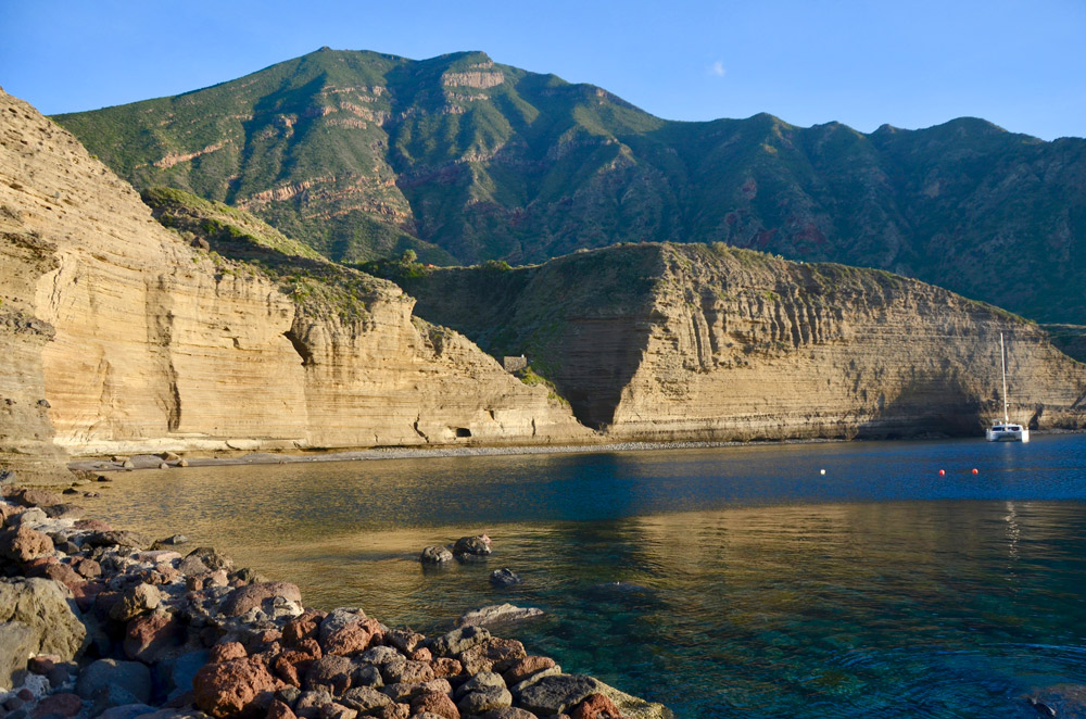 Bord de mer à Pollara sur l'île de Salina