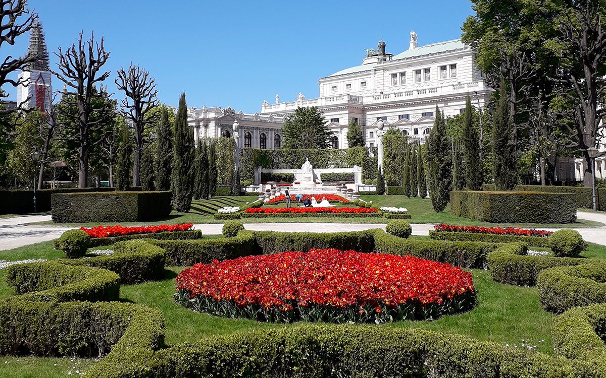 Le Burgtheater depuis les jardins Volksgarten