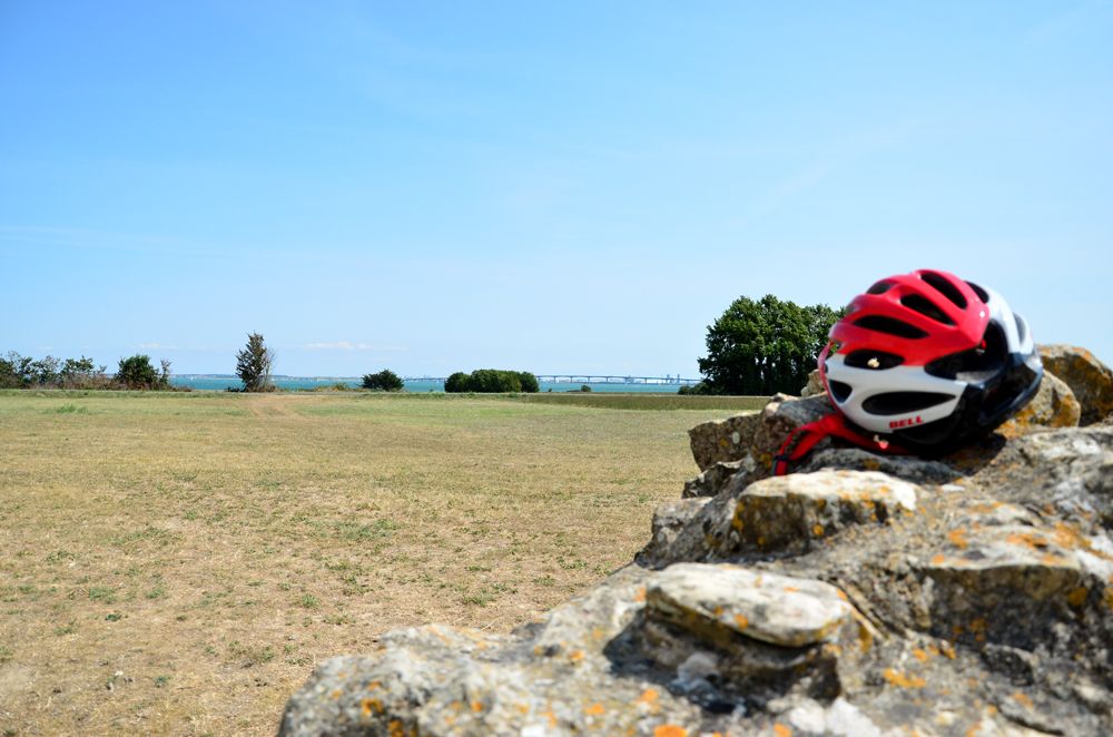 Casque de vélo et le pont de l'île de Ré au loin